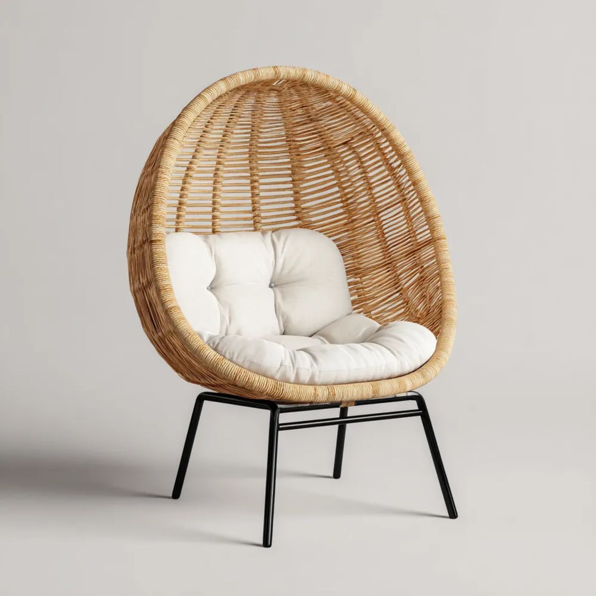 Owalny fotel ogrodowy rattanowy naturalny z białą poduszką i stalowym stelażem 85 × 75 × 105 cm