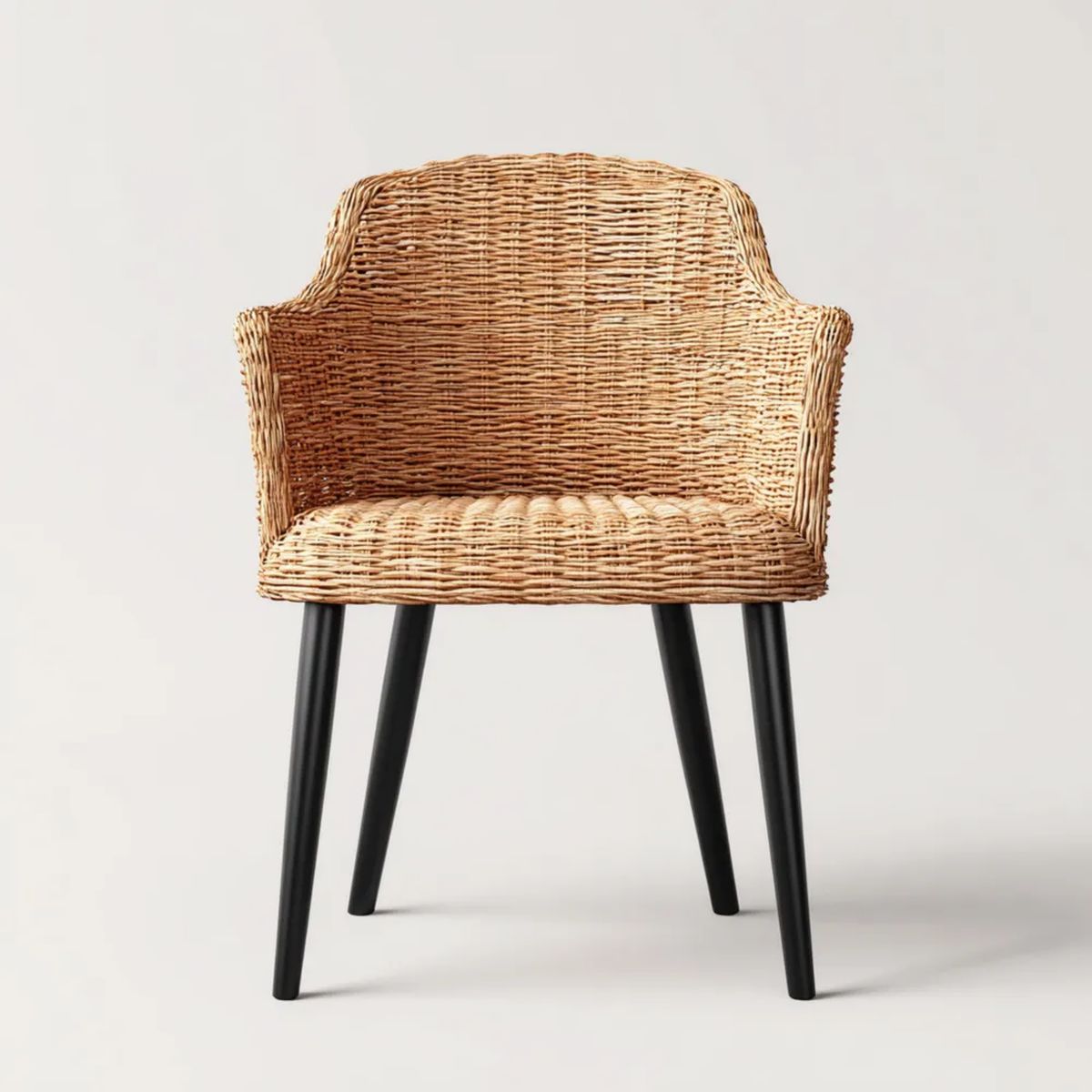 Fotel rattanowy z podłokietnikami na czarnych stalowych nogach, 58 × 60 × 82 cm